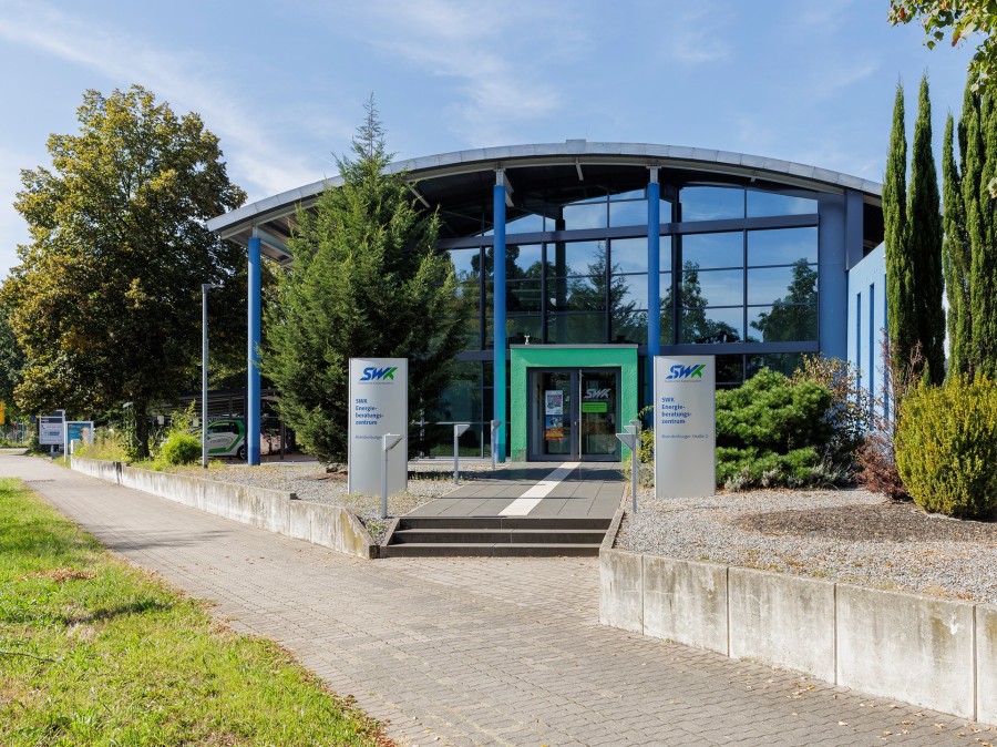 Außenansicht eines modernen Gebäudes mit Glasfront – des Energieberatungszentrum, eine SWK-Geschäftsstelle in Kaiserslautern. 
